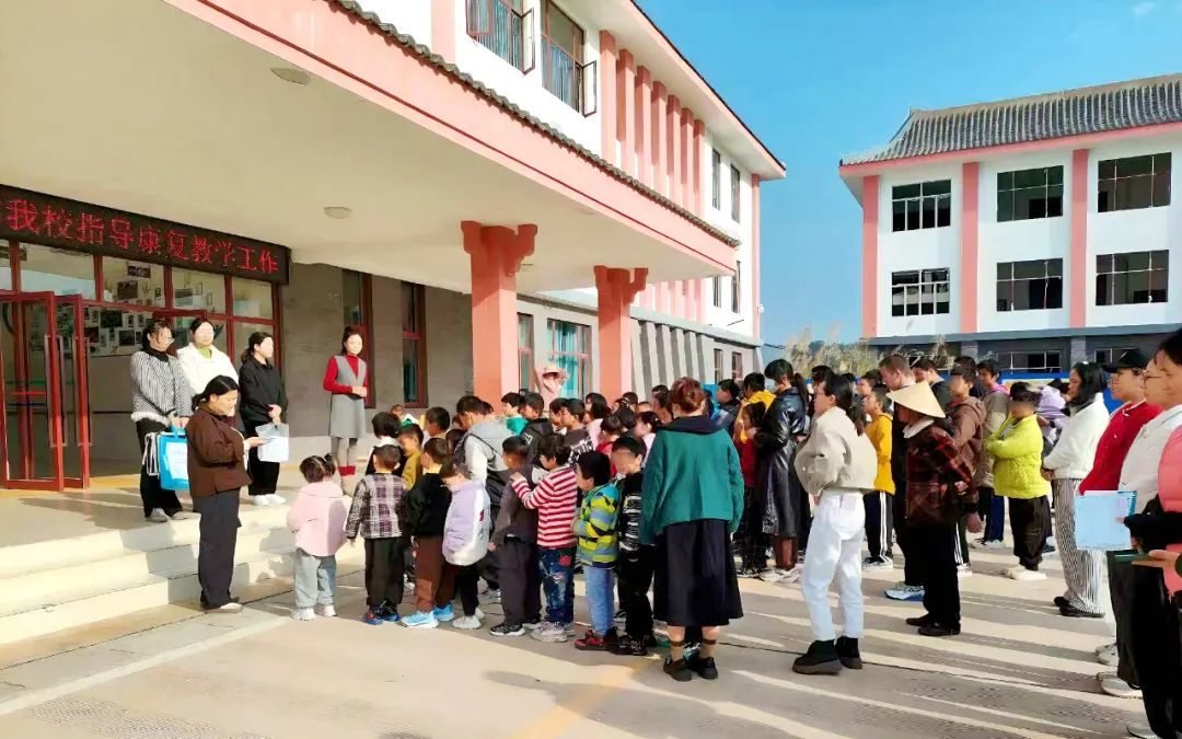 保山安利醫(yī)院攜手施甸縣特殊教育學(xué)校開展醫(yī)康教融合評估活動：用愛點亮特殊兒童的成長之光