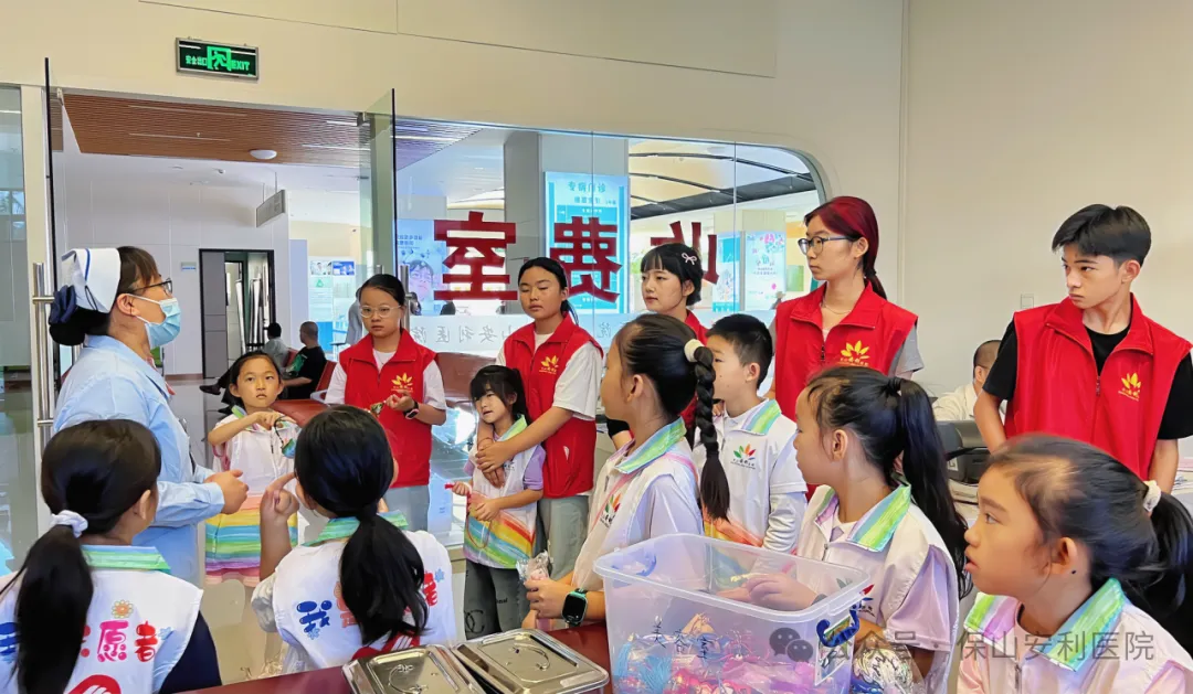 化身小小中醫(yī)師！保山安利醫(yī)院暑期職業(yè)體驗，探秘三伏貼的奇妙旅程！