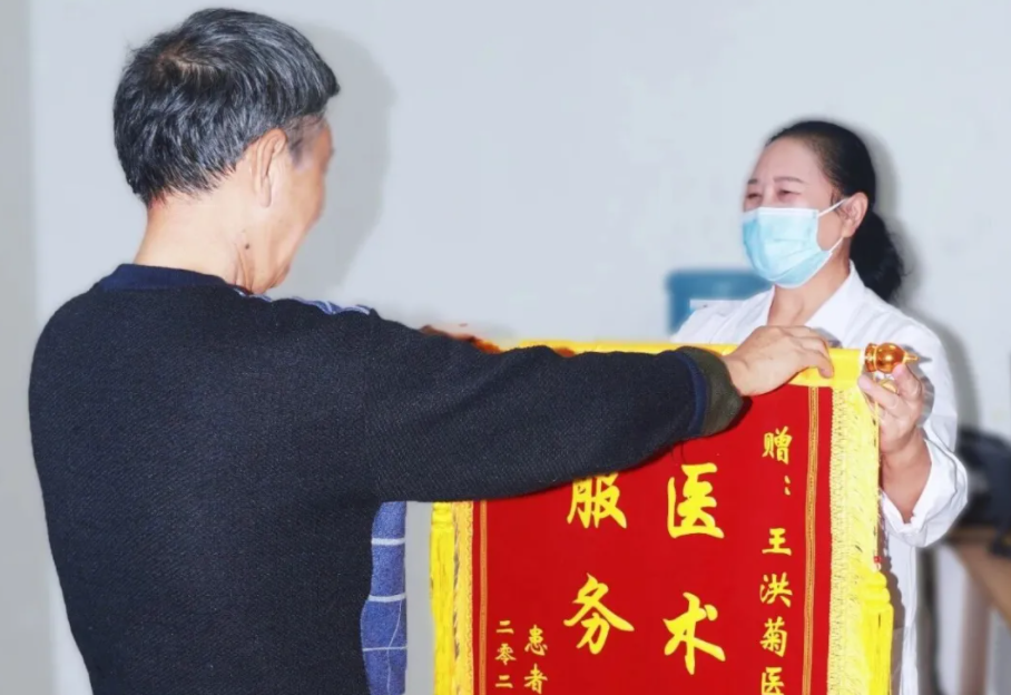 致敬醫(yī)者仁心 | 一面錦旗，一份信賴，一段暖心的醫(yī)患情